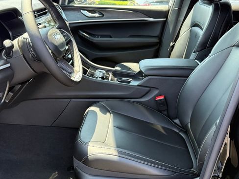 New 2025 Jeep Grand Cherokee Limited w/ Black Appearance Package image 13