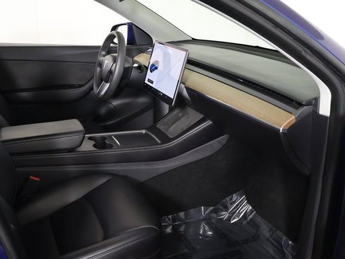 Used 2022 Tesla Model Y Long Range image 25