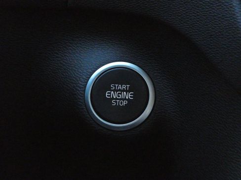 Used 2024 Volvo XC40 B5 Plus image 9