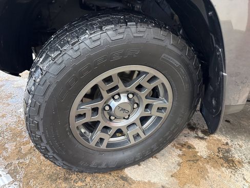 Used 2020 Toyota 4Runner Venture image 4