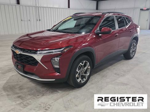 Used 2025 Chevrolet Trax LT image 1