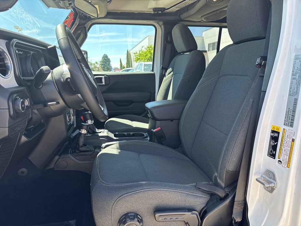 Used 2025 Jeep Wrangler Unlimited Sahara AWD/4WD image 12