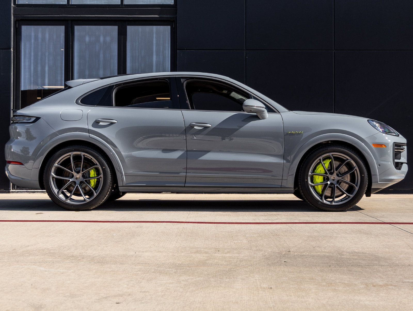 Certified 2025 Porsche Cayenne Turbo AWD/4WD image 12