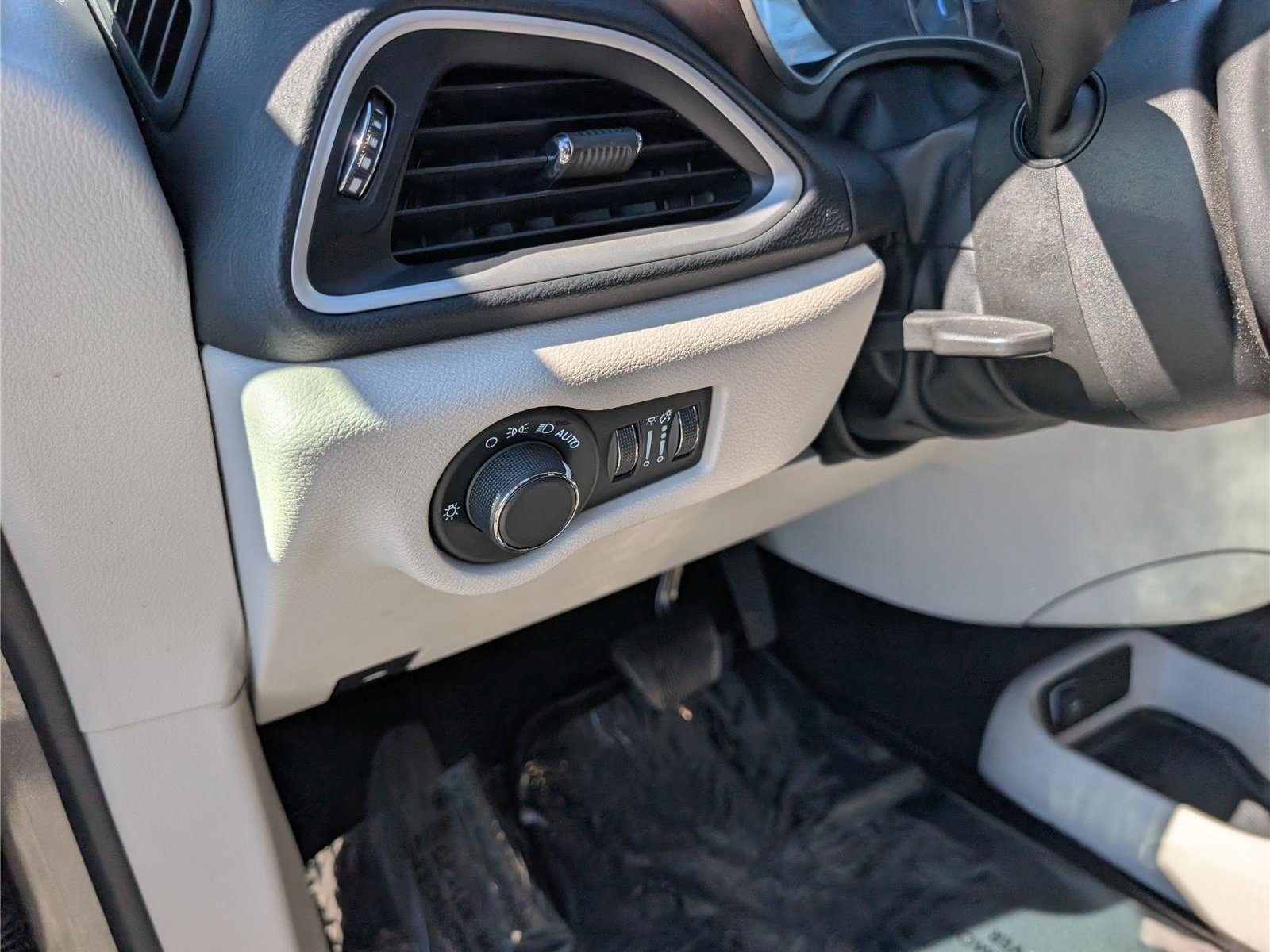 Used 2023 Chrysler Voyager LX FWD image 22