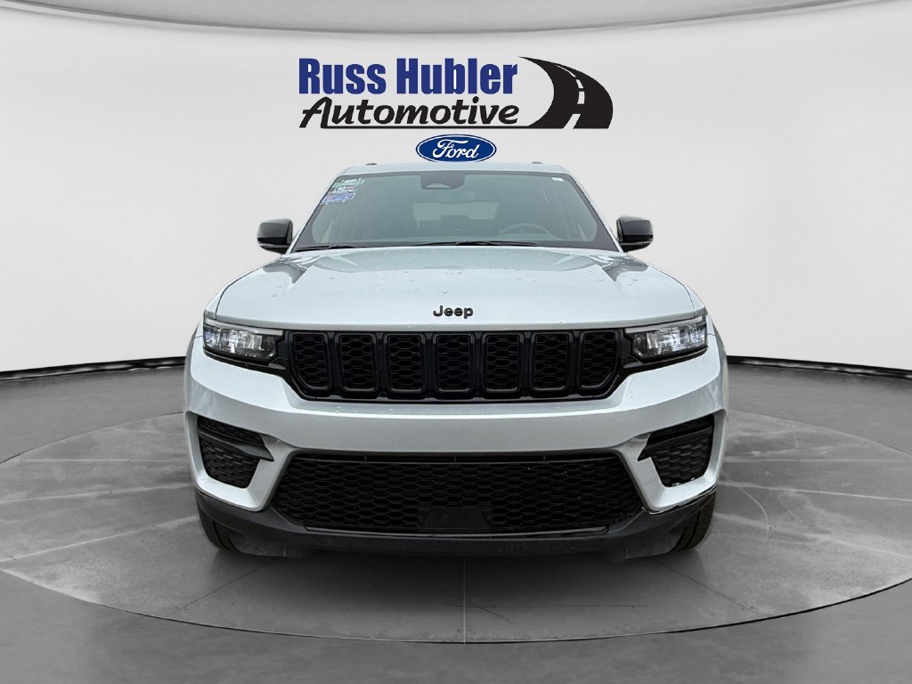 Used 2023 Jeep Grand Cherokee Altitude AWD/4WD image 10