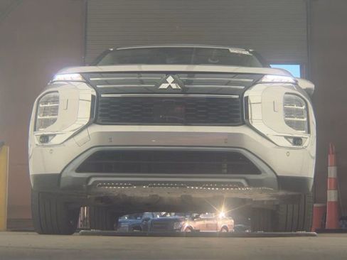 Used 2025 Mitsubishi Outlander AWD image 2