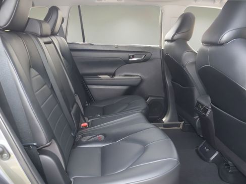 Used 2021 Toyota Highlander XLE FWD image 17