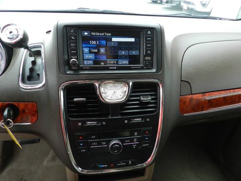 Used 2014 Chrysler Town & Country Touring image 20