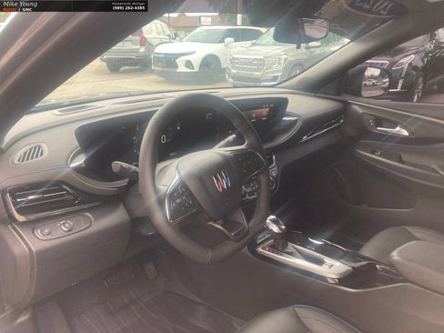 Used 2025 Buick Envista Sport Touring w/ Convenience I Package FWD image 21