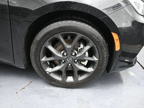 Used 2025 Chrysler Pacifica Limited FWD image 18