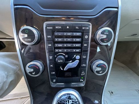 Used 2016 Volvo XC70 T5 Premier w/ Proximity Package image 19