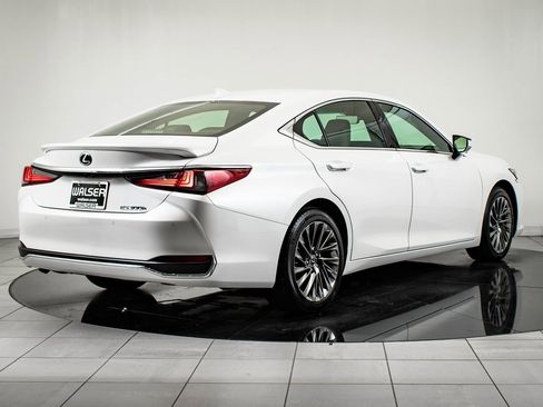 Certified 2025 Lexus ES 300h w/ Luxury Package image 10