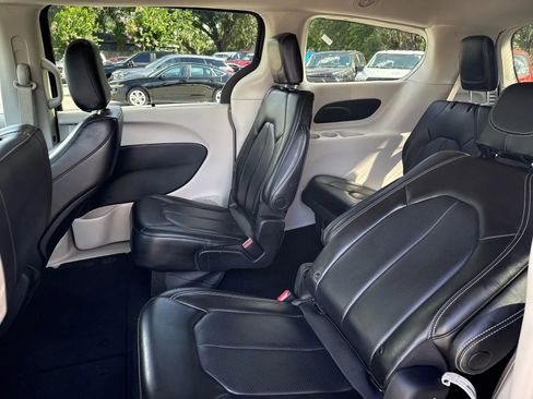 Used 2023 Chrysler Pacifica Touring-L FWD image 13
