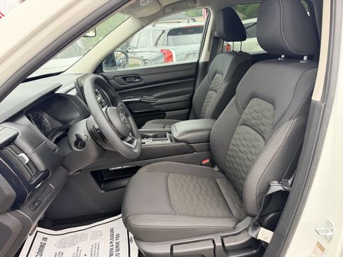 Used 2025 Nissan Pathfinder S FWD image 8