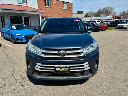 Used 2018 Toyota Highlander XLE image 2
