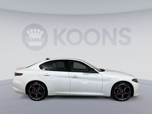 Used 2024 Alfa Romeo Giulia Veloce AWD/4WD image 8