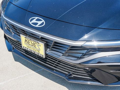 Certified 2025 Hyundai Elantra SEL image 8