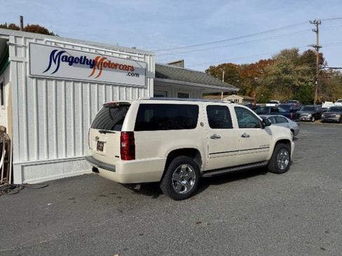 Used 2010 Chevrolet Suburban LTZ image 3