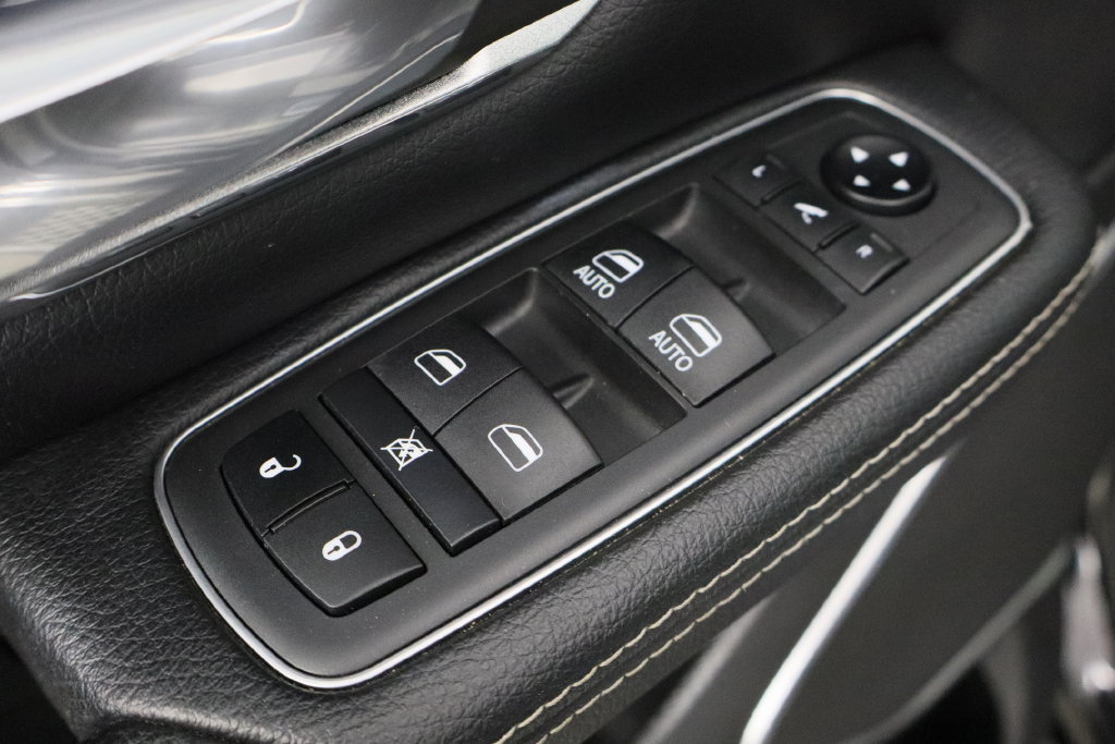 Used 2019 RAM 1500 Laramie AWD/4WD image 17