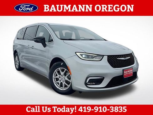 Used 2024 Chrysler Pacifica Touring-L FWD image 4