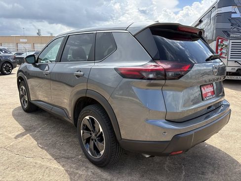 Used 2025 Nissan Rogue SV AWD/4WD image 3