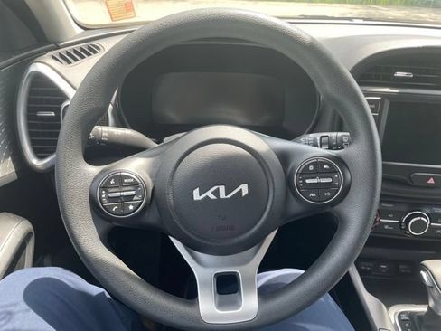 Used 2025 Kia Soul LX w/ LX Technology Package FWD image 13