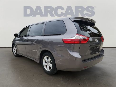 Used 2020 Toyota Sienna L image 4