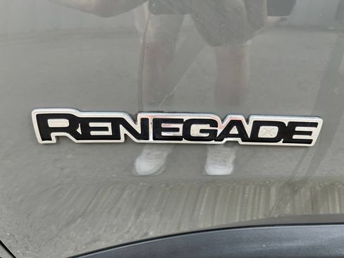 Used 2023 Jeep Renegade Latitude AWD/4WD image 16