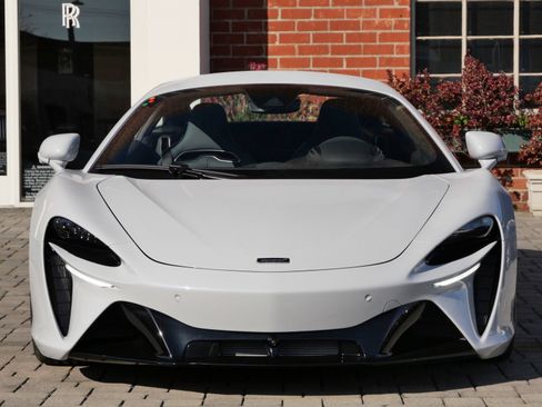 Used 2024 McLaren Artura RWD image 2