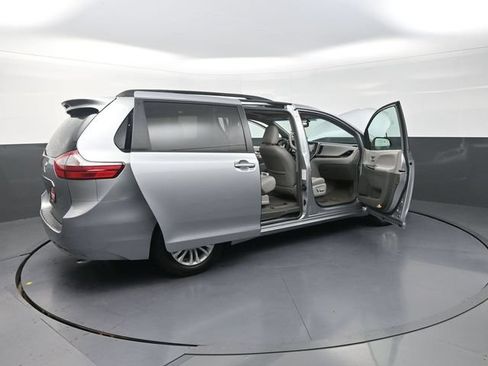 Used 2016 Toyota Sienna XLE FWD image 44