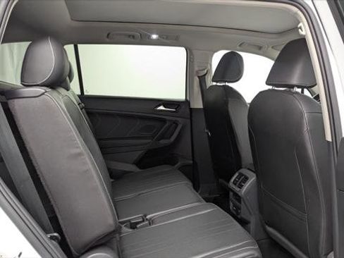 Used 2023 Volkswagen Tiguan SE w/ Panoramic Sunroof Package image 18