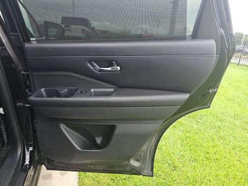 Used 2023 Nissan Pathfinder SL FWD image 17