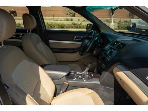 Used 2017 Ford Explorer XLT image 18