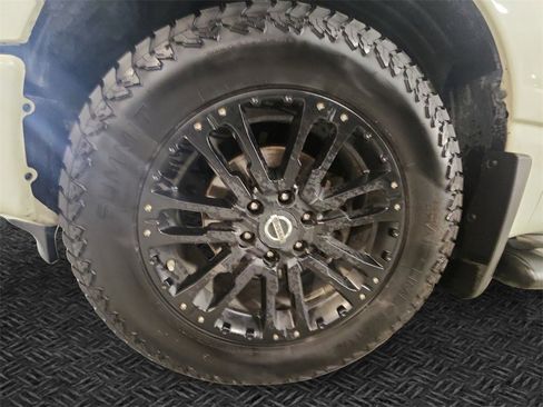 Used 2019 Nissan Titan SV w/ SV Convenience Package image 11