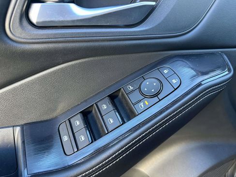 Used 2025 Nissan Rogue SV image 31