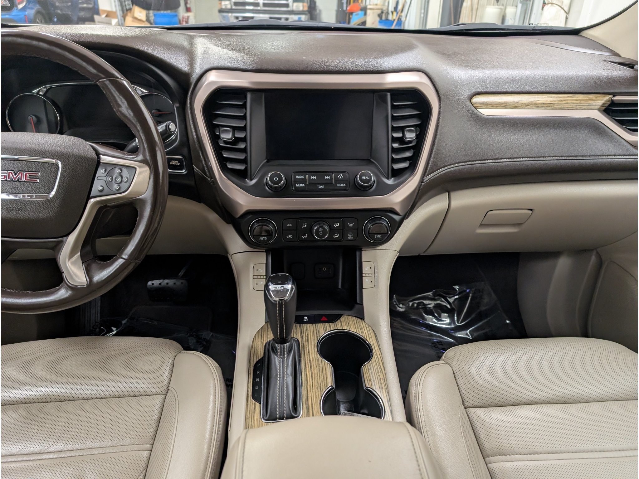 Used 2018 GMC Acadia Denali w/ Technology Package AWD/4WD image 17