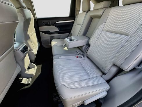 Used 2015 Toyota Highlander Plus FWD image 27