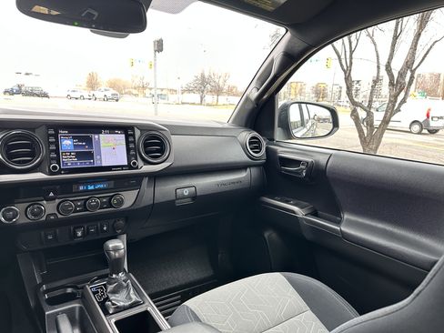 Used 2021 Toyota Tacoma TRD Off-Road image 32