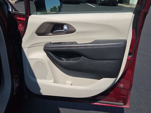 Used 2023 Chrysler Voyager LX FWD image 16