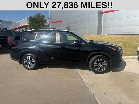 Used 2023 Toyota Highlander XLE AWD/4WD image 2