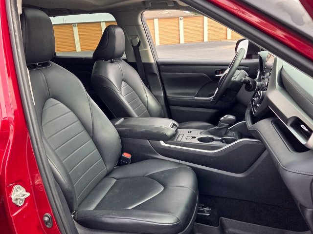 Used 2020 Toyota Highlander XLE FWD image 18