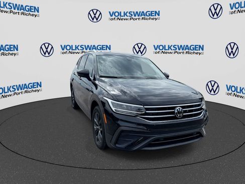 Used 2024 Volkswagen Tiguan SE w/ Panoramic Sunroof Package FWD image 16