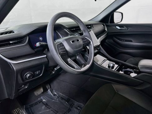 Used 2023 Jeep Grand Cherokee Altitude image 9