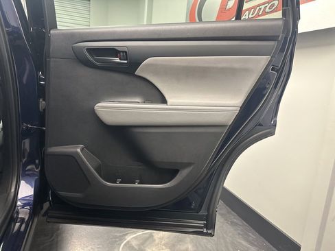 Used 2020 Toyota Highlander LE image 13