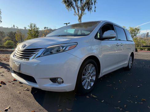Used 2015 Toyota Sienna XLE image 1