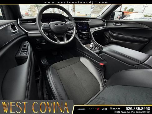 Used 2025 Jeep Grand Cherokee Altitude RWD image 28