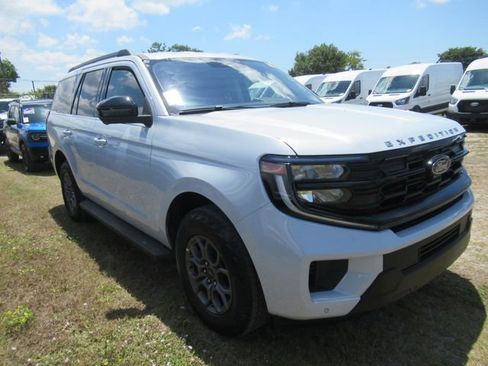 Used 2025 Ford Expedition Active RWD image 2