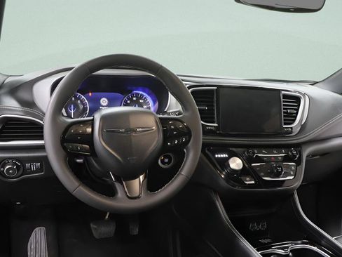 Used 2025 Chrysler Pacifica Limited FWD image 9