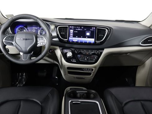 Used 2023 Chrysler Pacifica Touring-L image 13