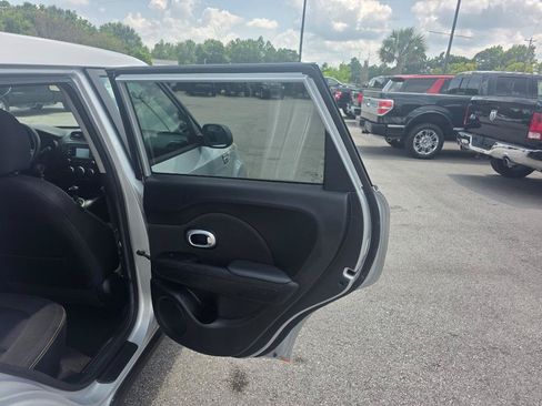 Used 2016 Kia Soul + FWD image 12